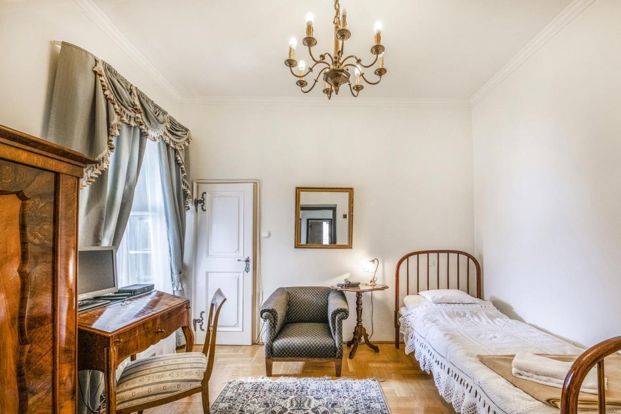 Academy Pension Budapest Exteriör bild